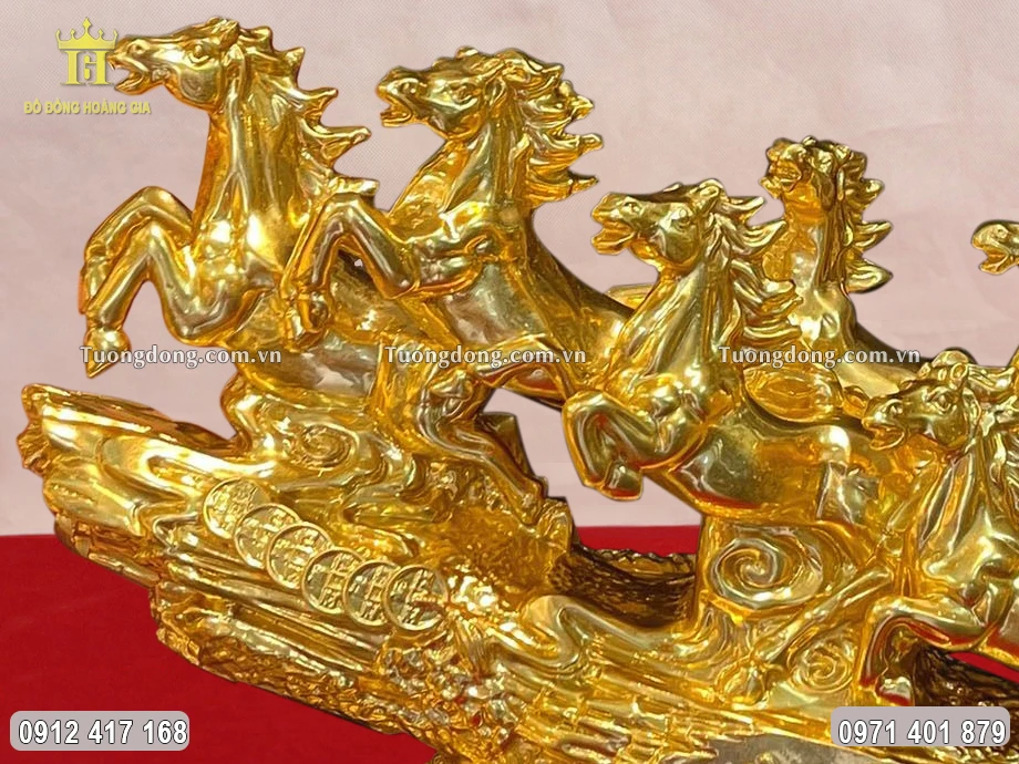 Con ngựa ở vị trí thứ 4 hay thứ 5 ngoái đầu lại như có ý cổ vũ đồng đội